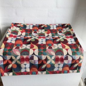 Bordl�ber i farvestr�lende gobelin med motiv med firkanter.