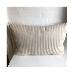 Pude , sofapude , pyntepude , designpude i et lyst beige stof med striber.