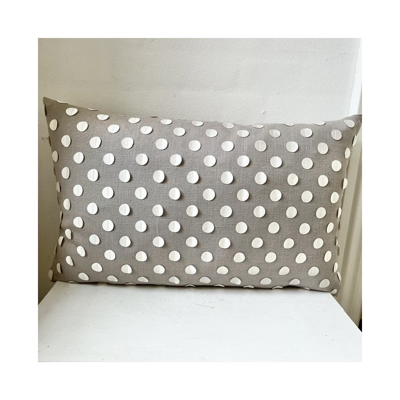 Pude ,sofapude , designpude i beige viscose og h�r med lyse p�syede prikker