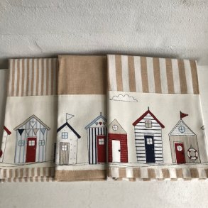 Viskestykker i beige og offwhite med en bort af sm� badehuse. 3 stk.