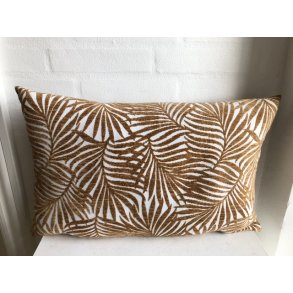 Pude med en lys offwhite bund med blade i en gylden beige farve.
