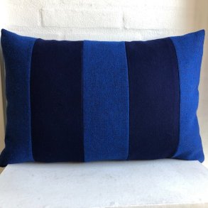 Pude/ sofapude i bl�t Kvadrat stof sammensat med bl� uld.