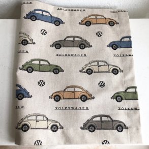 Dkkeservtiet i beige lyst stof med motiver af biler.