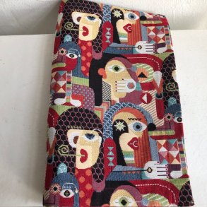 Dkkeserviet i gobelin med mange farver og motiver i Picasso stil.