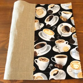 Dkkeserviet i hr og bomuldsstof med motiver af kaffekopper og kager.