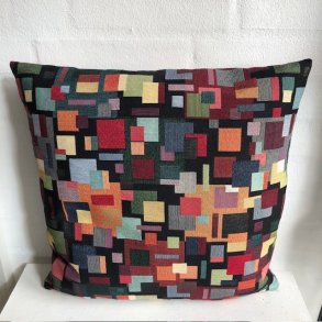 Pude i gobelin med sort bund og motiver af firkanter i mange farver 45x45cm