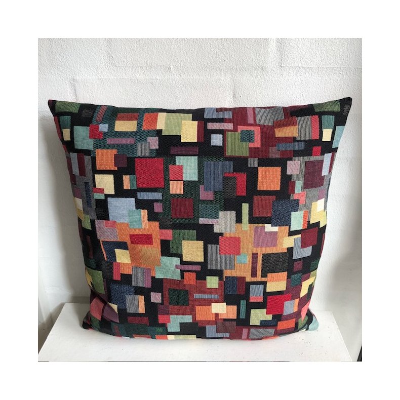 Pude i gobelin med sort bund og motiver af firkanter i mange farver 45x45cm
