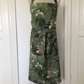 Forklde i bomuld i grnne nuancer med blade og grene med figner.
