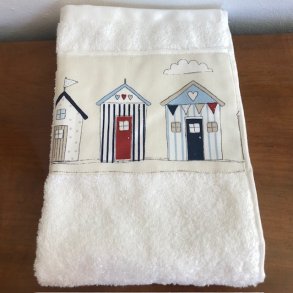 Gstehndklde i bomuld i cream med en bort af farvestrlende badehuse.