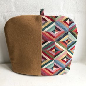 Tehtte i gobelin med abstrakt mnster og mrk beige uld