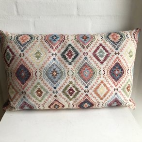 Pude i gobelin med en lys bund og et m�nster i mange forskellige pastelfarver.