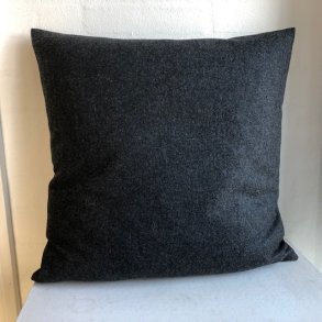 Designpude i ensfarvet m�rkegr� uld