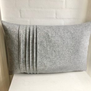 Sofapude / pude / designpude i lys gr� uld med l�g i den ene side.