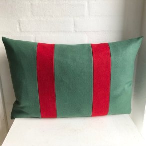 Pude- pyntepude- Design pude i gr�n uld med to r�de striber i uld.