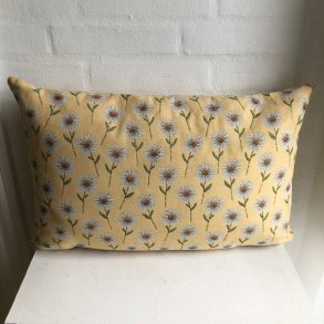 Pude i gobelin med gul bund og med sm� marguritter.