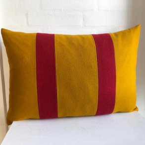 Sofapude - pyntepude i karrygul med to r�de striber
