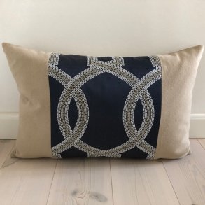  Pude i stof med v�vede m�nster og uld i sandfarvet.