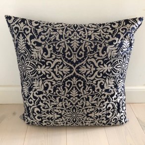 Pude / Sofapude / Designpude i flot v�vet brokadestof.