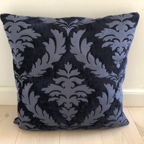 Pude i bl� velour med motiv.