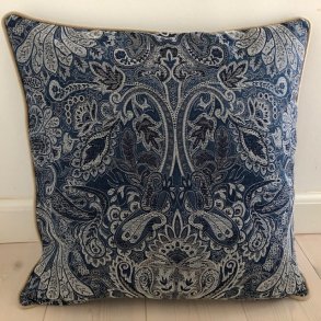 Pude / Sofapude / Designpude i lidt kraftigt brokadestof. 