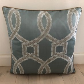 Pude/ Sofapude / Designpude i sart gr�n med firkanter og cirkler.