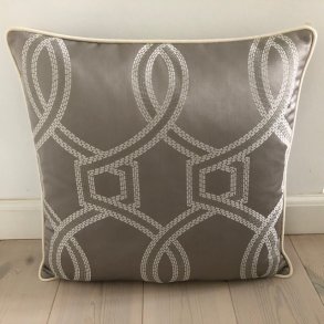 Pude /Sofapude/ Designpude i beige med firkanter.