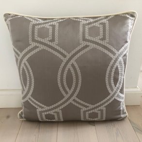 Pude /Sofapude / Designpude med beige med motiver..