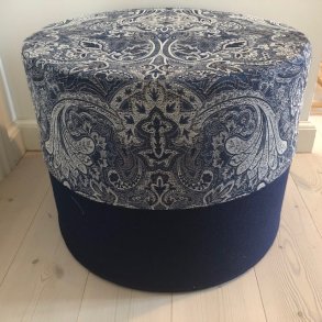 Puf i mrkeblt stof og stof i bl og lyse nuancer med cashmere mnster