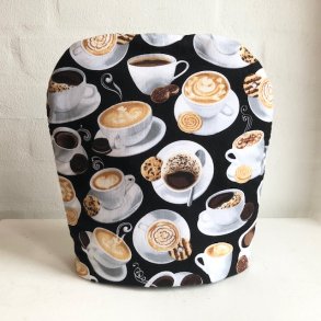 Kaffevarmer i bomuld med sort bund og motiver af kaffekopper og kager.