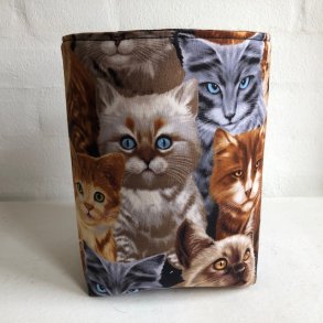 Multipose/ kurv til opbevaring i bomuld med sde katte.