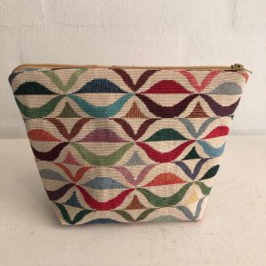 Kosmetikpung , makeuptaske i gobelin med retromotiv med blger i mange farver.