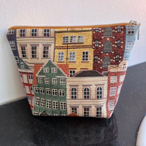 Kosmetikpung , makeuptaske i gobelin med motiver af byhuse.