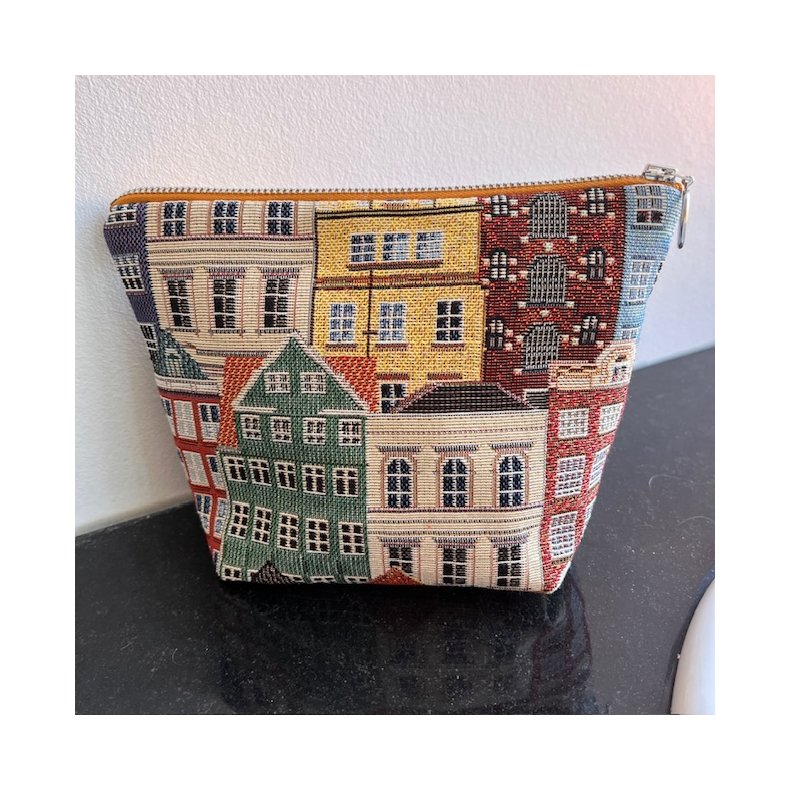 Kosmetikpung , makeuptaske i gobelin med motiver af byhuse.