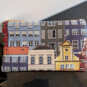 Kosmetikpung , makeuptaske i gobelin med motiver af forskellige farvestr�lende byhuse.
