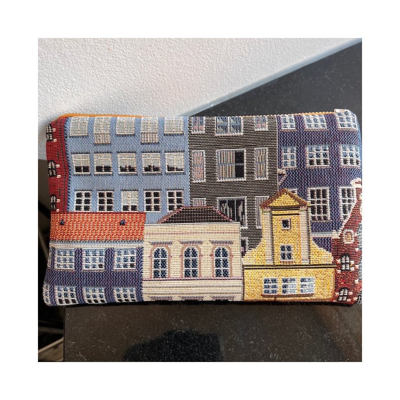 Kosmetikpung , makeuptaske i gobelin med motiver af forskellige farvestr�lende byhuse.