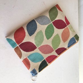 Kosmetikpung , makeuptaske i gobelin i retrostil i mange farver med motiv af blade.