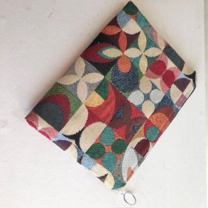 Kosmetikpung , makeuptaske i gobelin med retro m�nster med firkanter.