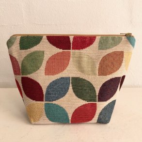 Kosmetikpung , makeuptaske i gobelin stof med retromotiv med blade i mange farver.