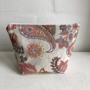 Kosmetiktaske , kosmetikpung , makeup taske i gobelin med en lys bund og paisley mnster.