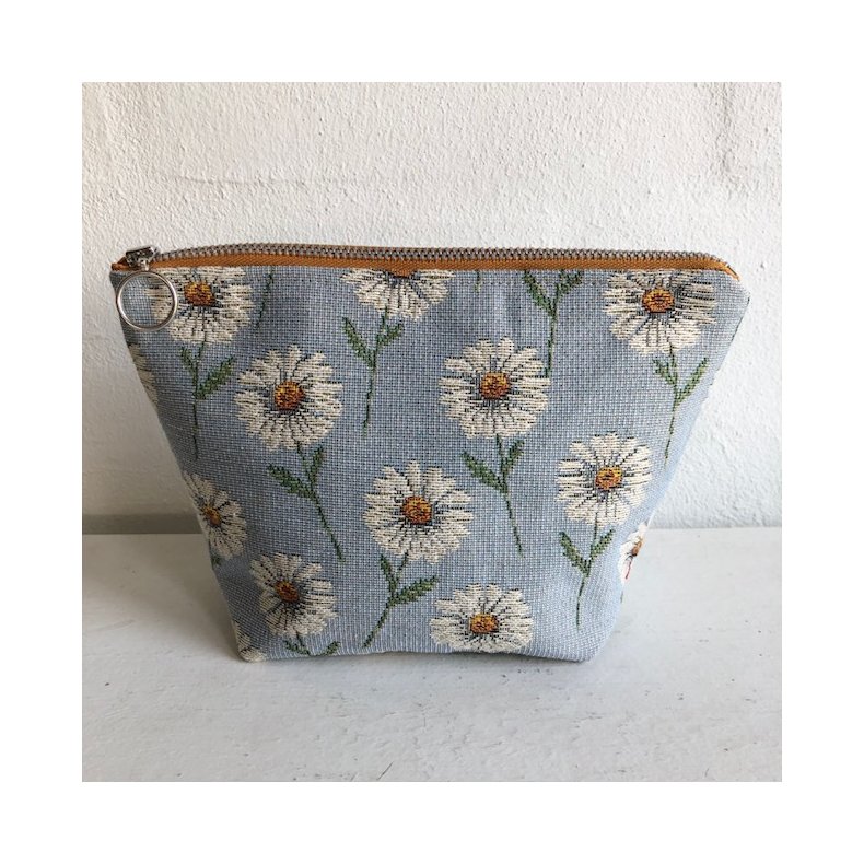 Kosmetikpung , makeruptaske i gobelin med lysebl bund og motiver af sm margueritter.