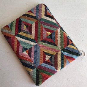 Kosmetikpung , kosmetiktaske , makeuptaske i gobelin med firkanter med striber i mange farver.