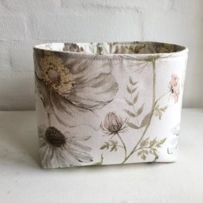 Brdkurv / kurv  i kologisk lyst bomulds stof med motiver af blomster og insekter.