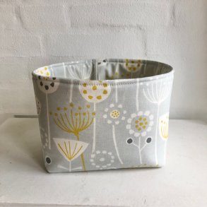 Brdkurv , opbevaringskurv i en sart  lys gr  bomuld med motiver af abstrakte blomster.