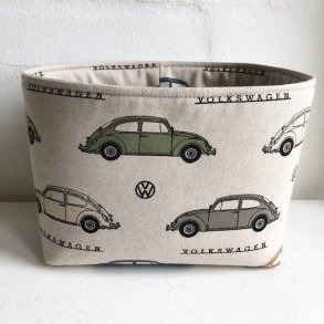 Brdkurv kurv  i lyst beige stof med motiver af biler.