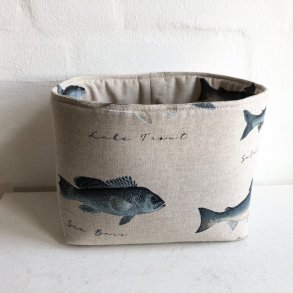 Br�dkurv kurv  i lyst beige stof med motiver af forskellige fisk.