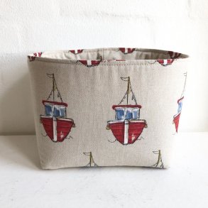 Brdkurv / kurv  i lyst beige stof med motiv af farvestrlende kuttere.