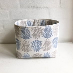 Multipose/kurv  i lyst bomuld med blade i bl og beige.