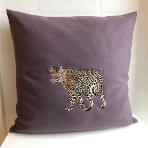 Uldpude i lys lilla uld med broderet leopard.