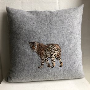 Uldpude i lys gr� uld med broderet leopard.