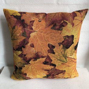 Pude i gobelin i mange gyldne farver med motiver af blade i efterrets farver.